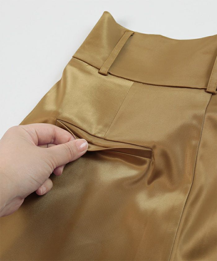 美品　yuw ユウ　サテンテーパードパンツ yuw（ユウ）の「サテンテーパードパンツ 165773（その他パンツ