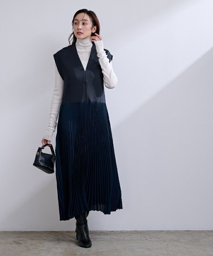 ディープVネックプリーツワンピース | ur's（ユアーズ）